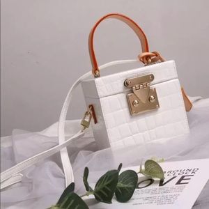 Box bag in white croc
